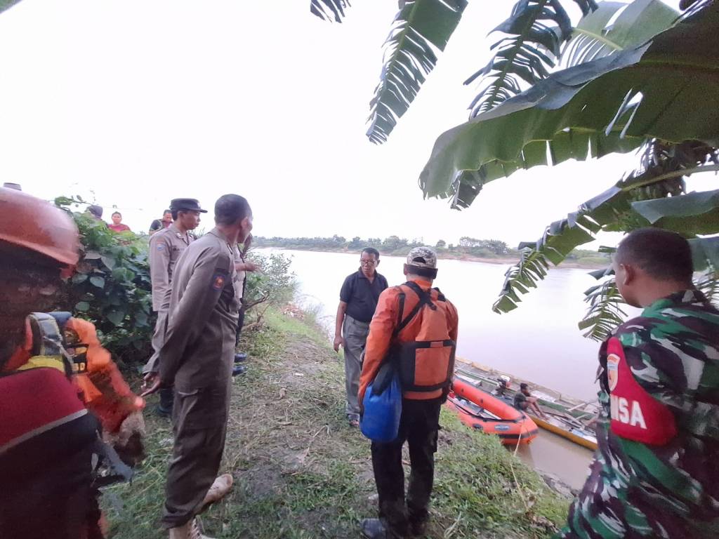 Warga Diduga Tenggelam, Sandal Tertinggal di Tepi Bengawan Solo
