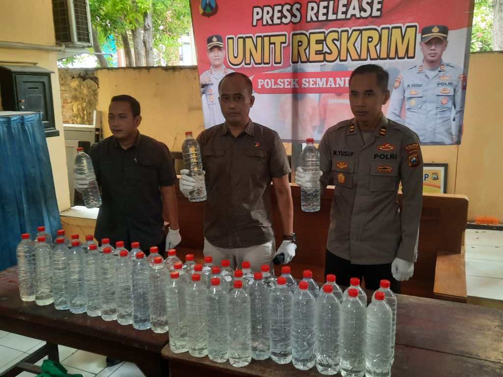 Jelang Lebaran, Polsek Semanding Tangkap Ratusan Liter Miras&nbsp;Arak