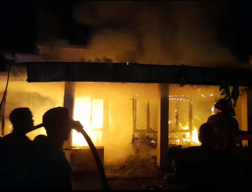 Diawali Suara Ledakan, Rumah Kayu dan Motor Ludes&nbsp;Terbakar