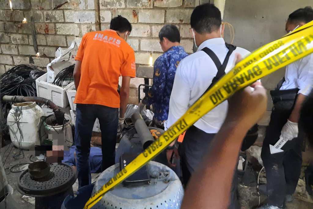 Bobol Gudang Tambak, Pria Misterius Ditemukan Tewas&nbsp;Kesetrum