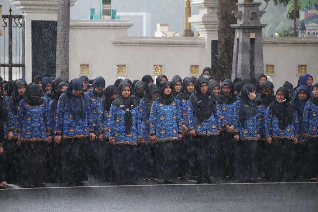 Tetap di Barisan saat Diguyur Hujan