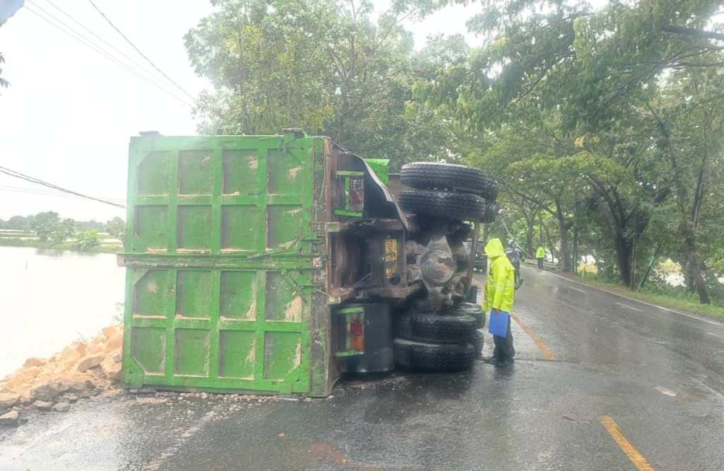 As Lepas Dump Truk Terguling di Jalur Pantura Tuban, Sopirnya Tewas