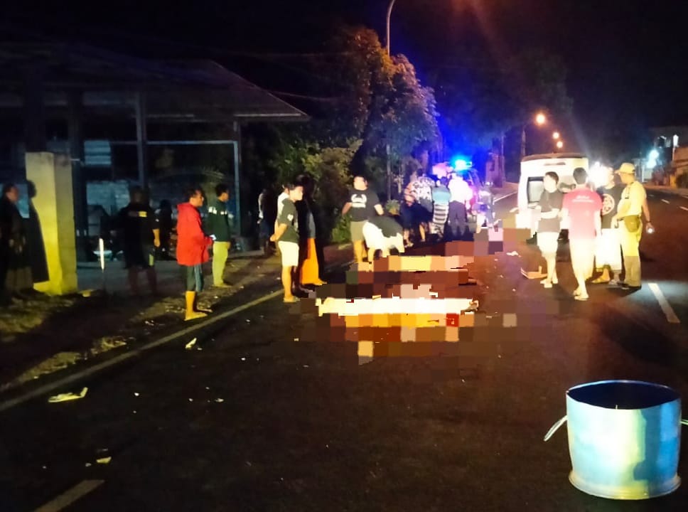 Vixion Ditabrak Tronton, 2 Orang Tewas di Jalur Pantura Tuban