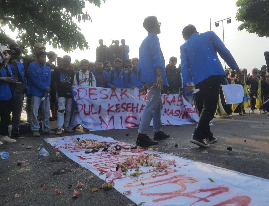 Mahasiswa PMII Tuban Tabur Bunga di Kantor Pemkab&nbsp;Tuban