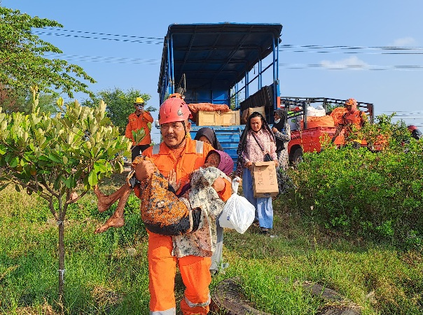 Dampak TBBM Tuban Bocor, 4 Warga Dibawa ke Rumah Sakit