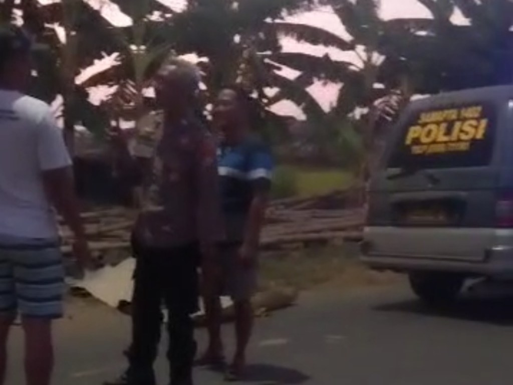 Motornya Terlempar, Ibu-ibu di Tuban Tewas Di Tepi Jalan&nbsp;Raya