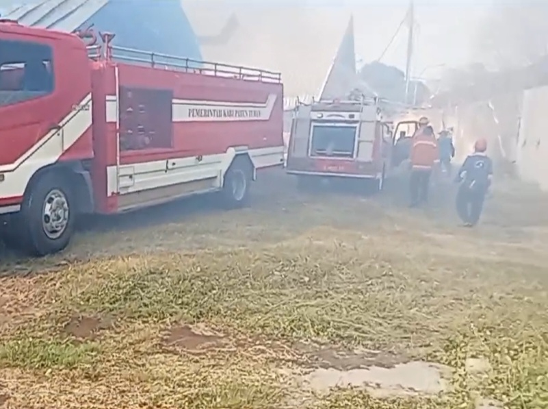 Imbas Bakar Sampah, Gudang di Rengel Tuban Hangus&nbsp;Terbakar