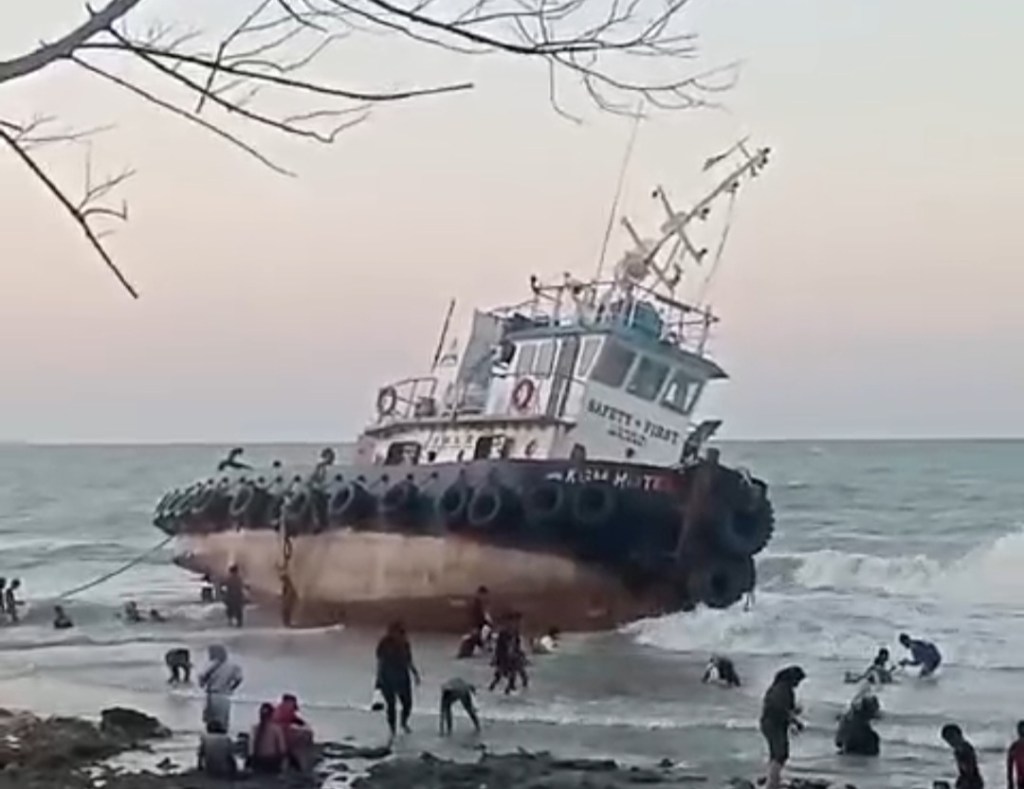 Cuaca Buruk, Kapal Tugboad dan Tongkang Terdampar di Tuban