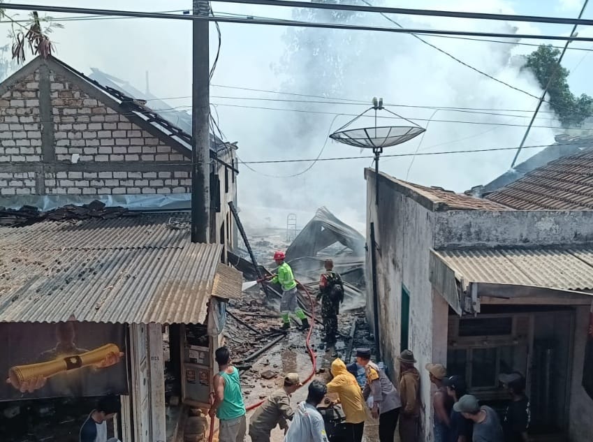 Dua Rumah, Toko dan POM Mini di Tuban Ludes Terbakar