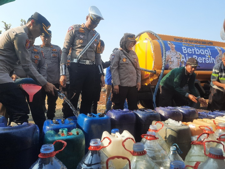 Polres Tuban Kirim Bantuan Air Bersih di Desa yang&nbsp;Kekeringan