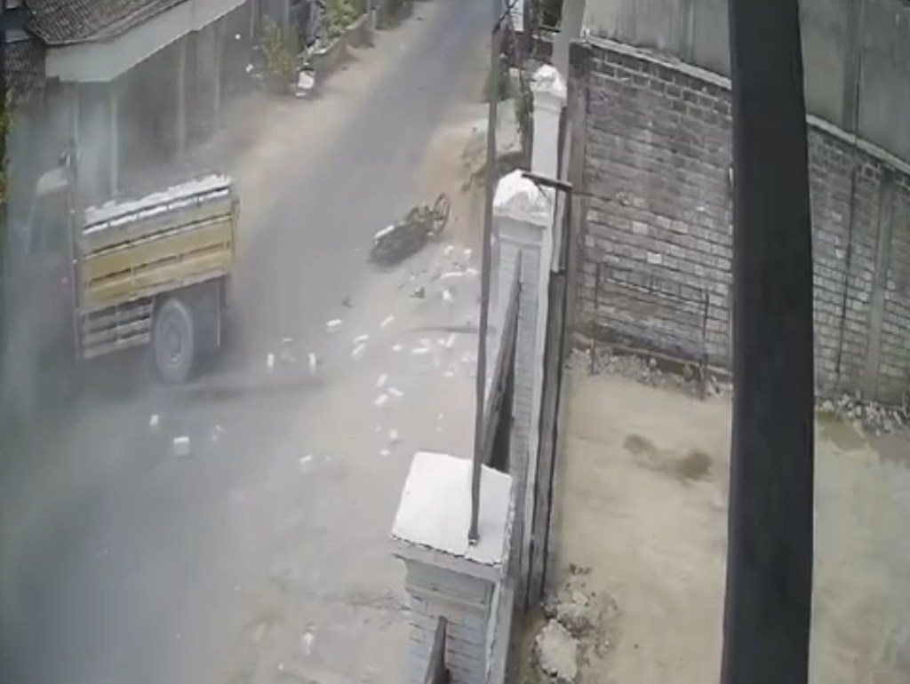 Baru Keluar Rumah, Warga Palang Tuban Luka Berat Ditabrak Truk