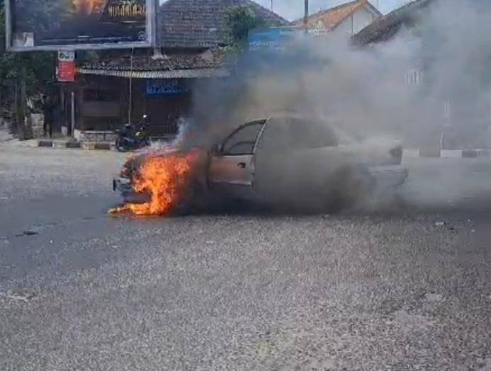 Mobil Sedan Terbakar di Tuban, Pengemudi dan Penumpang Semburat